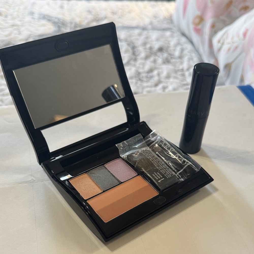 Mary Kay Eyeshadow Palette with Peach and Gray Tones
